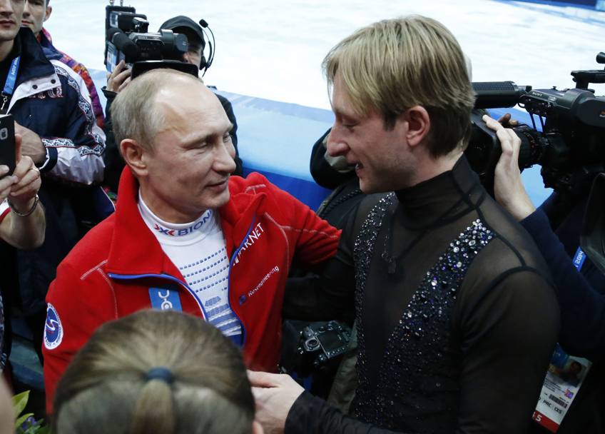 Il presidente russo Putin rincuora Yevgeny Plushenko che si consolerà, seppur parzialmente, con la medaglia d’oro a squadre (Action Images)